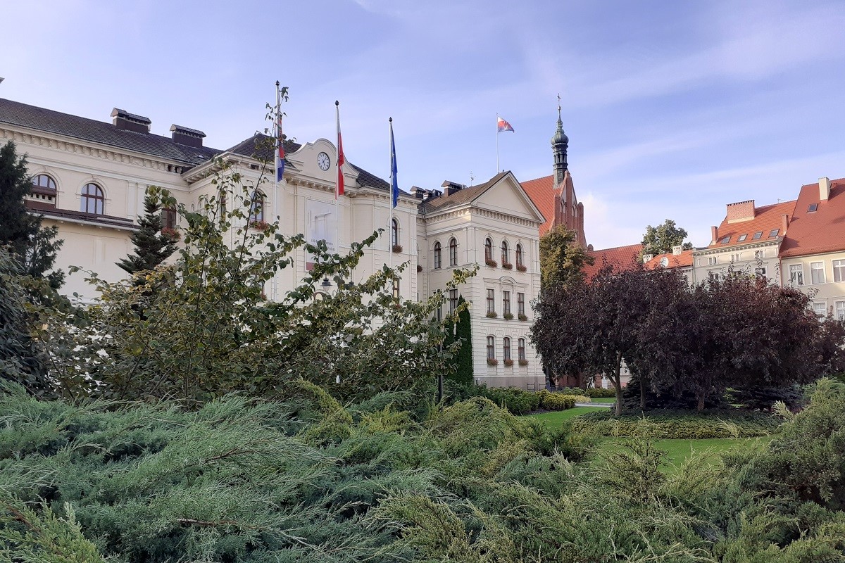 Europejskie fundusze pomagają w wymianie tramwajów… 1 Ratusz 2