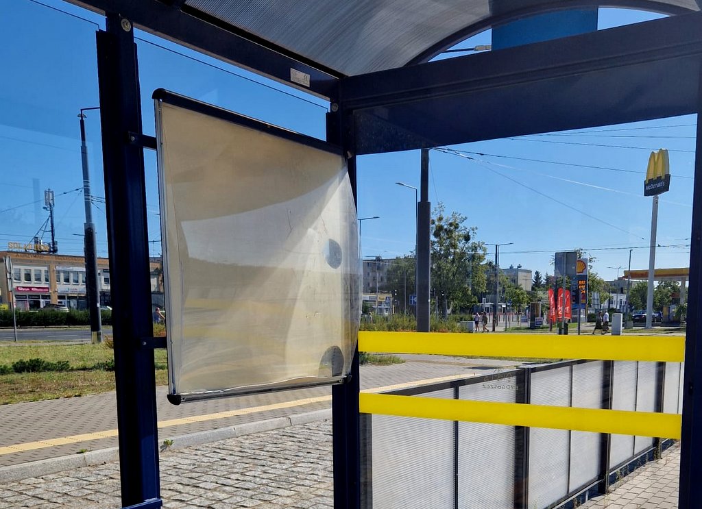 Zniszczony przystanek autobusowy