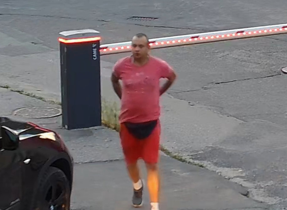 Złość rozładował na szybach…Rozpoznajesz tego mężczyznę? 1 Kto rozpoznaje