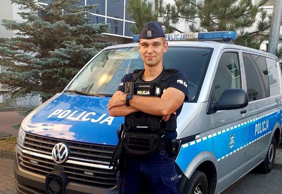 Policjant był po służbie, ale nie zapomniał jak się pomaga i chroni… 1 Pomocny policjant