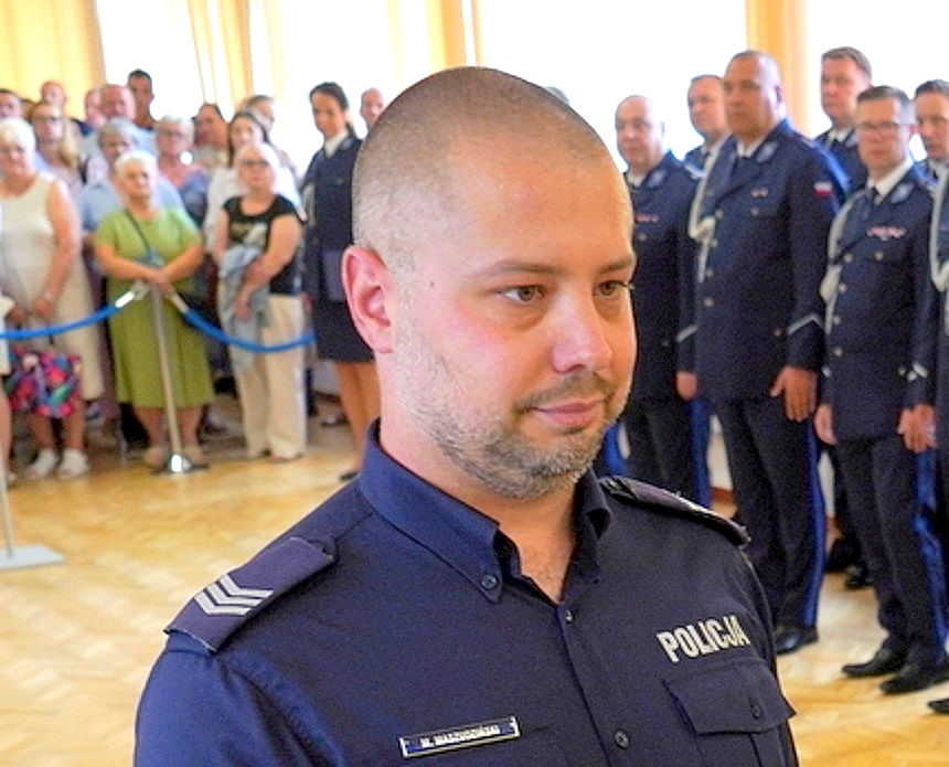 Policjant uratował mężczyznę.
