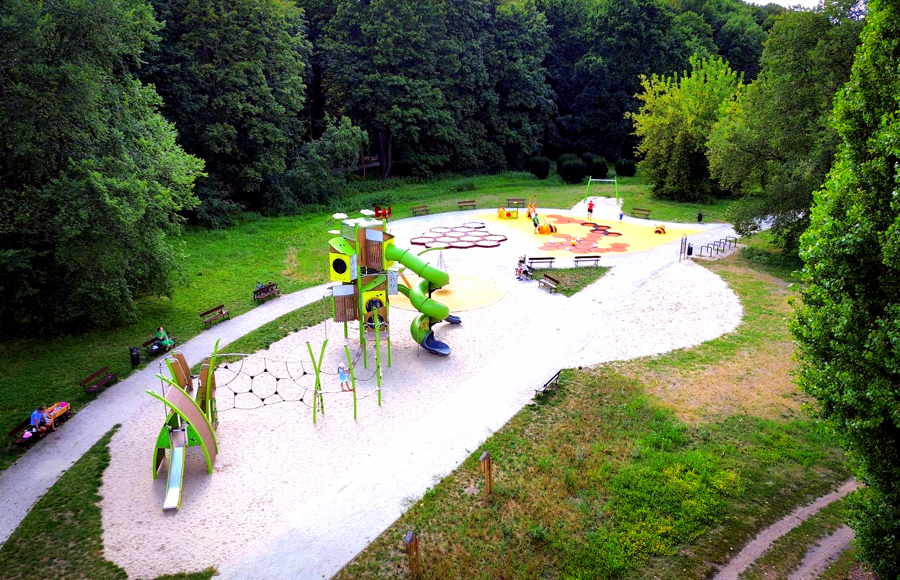 Pszczeli plac zabaw bawi i uczy… 1 Pszczeli plac zabaw