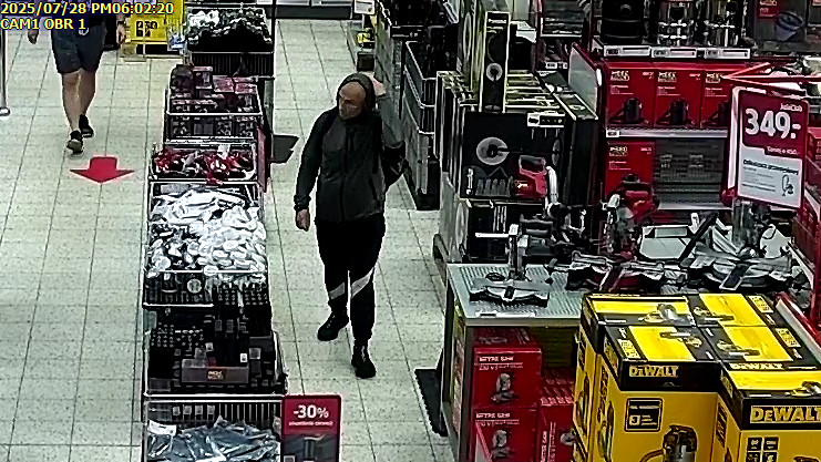Osoba w sklepie z narzędziami.