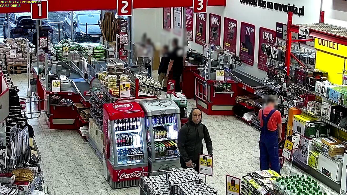 Sklep spożywczy z klientami i produktami.