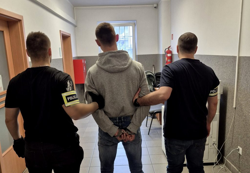 Miał znaczną ilość narkotyków i udzielał je swojemu znajomemu, a do tego był poszukiwany listem gończym 1 UGYF9706