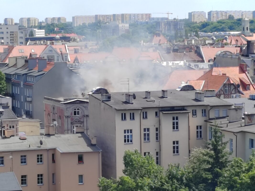 Pali się dach kamienicy przy ul. Gdańskiej. Strażacy w działaniu… 2 img 20260624 135201