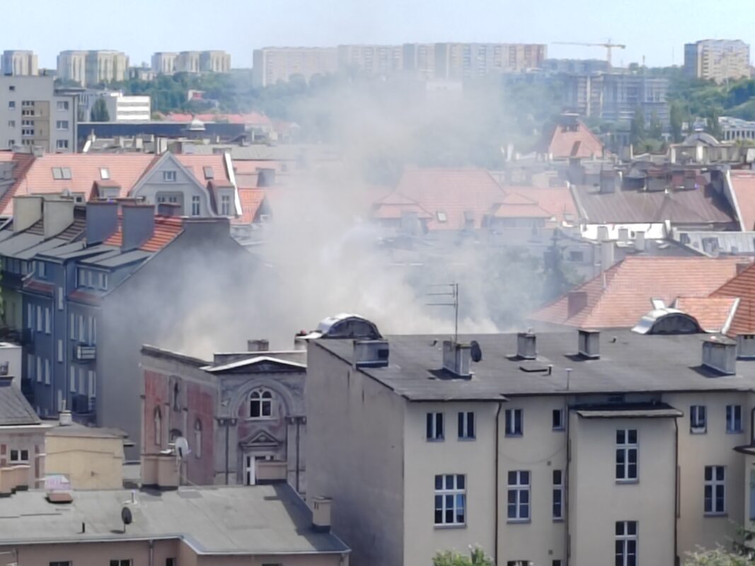 Pali się dach kamienicy przy ul. Gdańskiej. Strażacy w działaniu… 3 img 20260624 135208