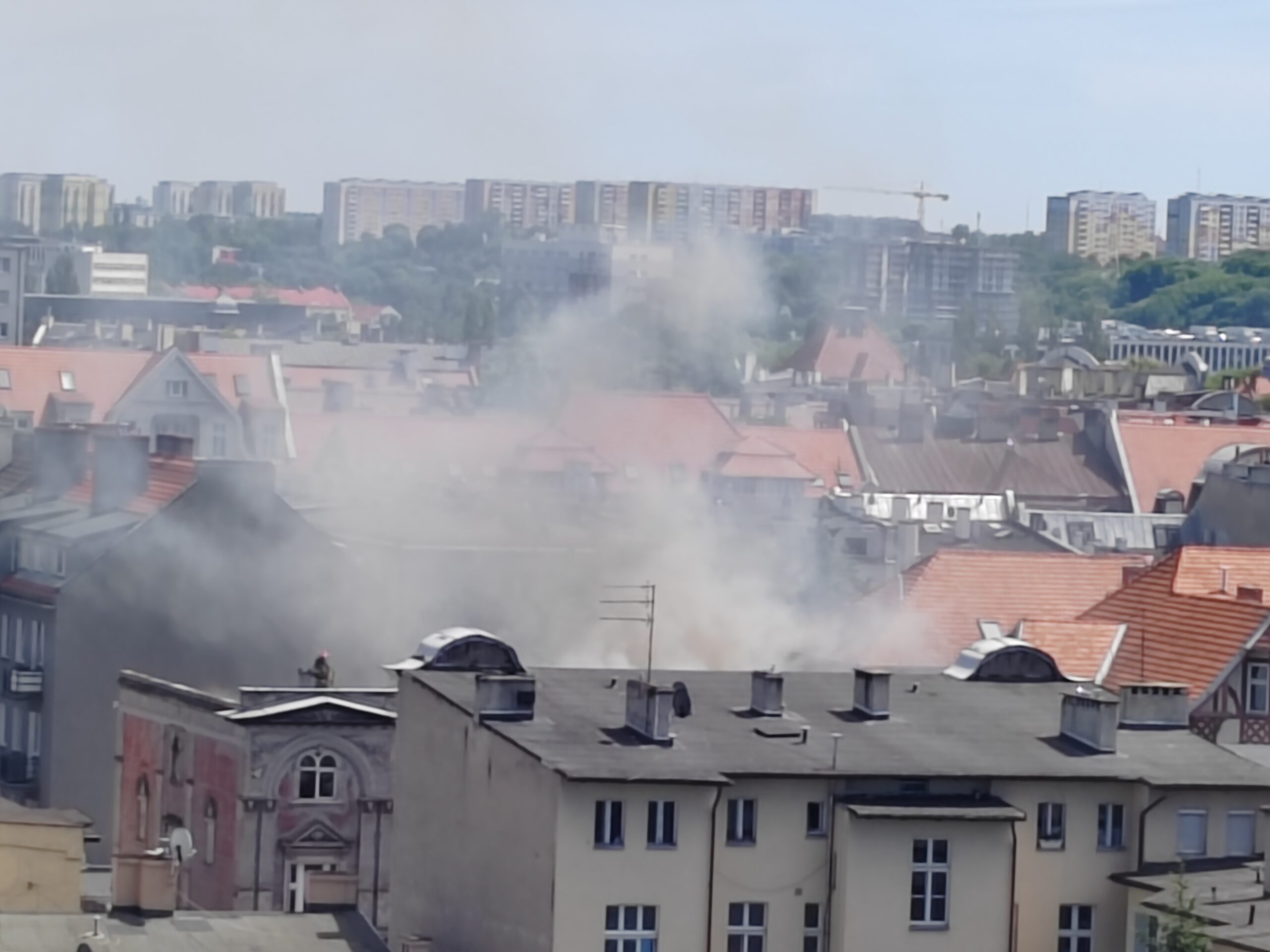 Pali się dach kamienicy przy ul. Gdańskiej. Strażacy w działaniu… 1 img 20260624 135233 scaled