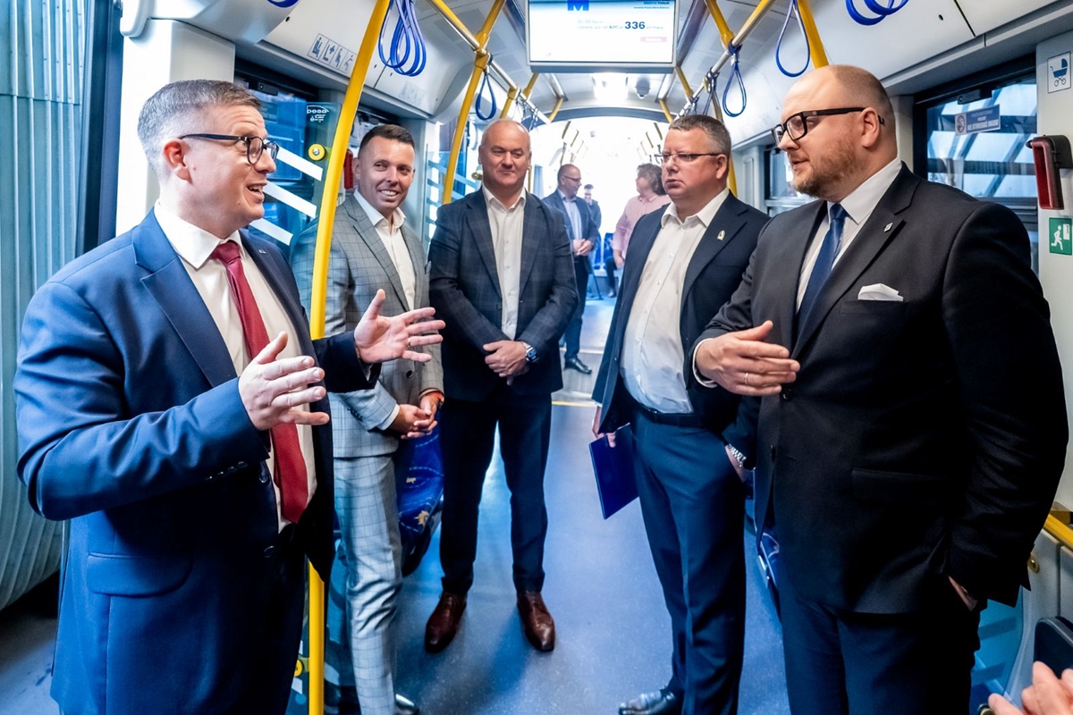 Tramwaje dla Torunia i pociągi dla Łódzkiego. PESA znów udowadnia swoją siłę! 4 2026 07 22 BRIEFING MZK 4 TRAMWAJE 027 1 Copy
