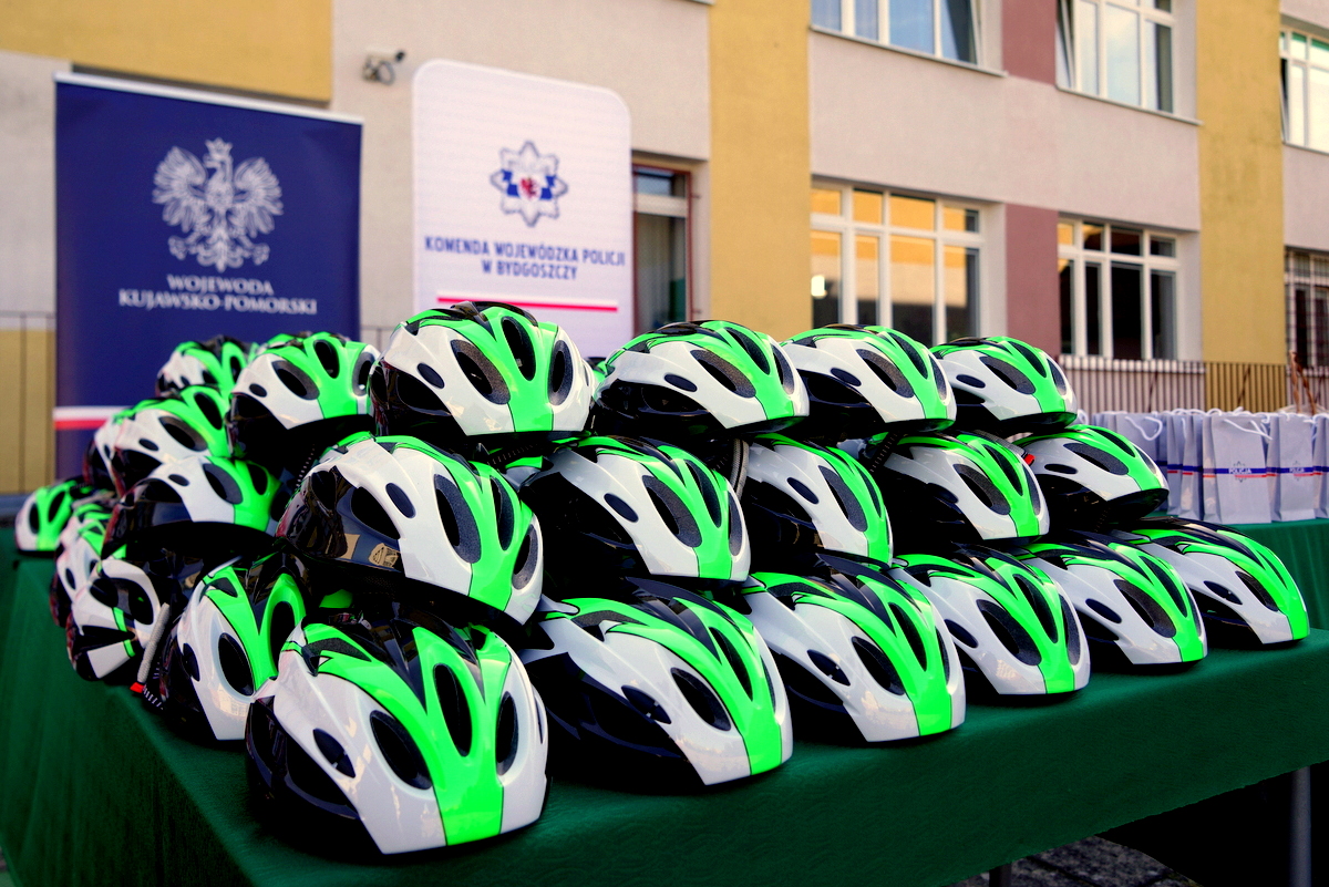 Kaski i odblaski dla uczniów. W Bydgoszczy ruszyła akcja bezpieczeństwa młodych rowerzystów 1 Kaski dla dzieci